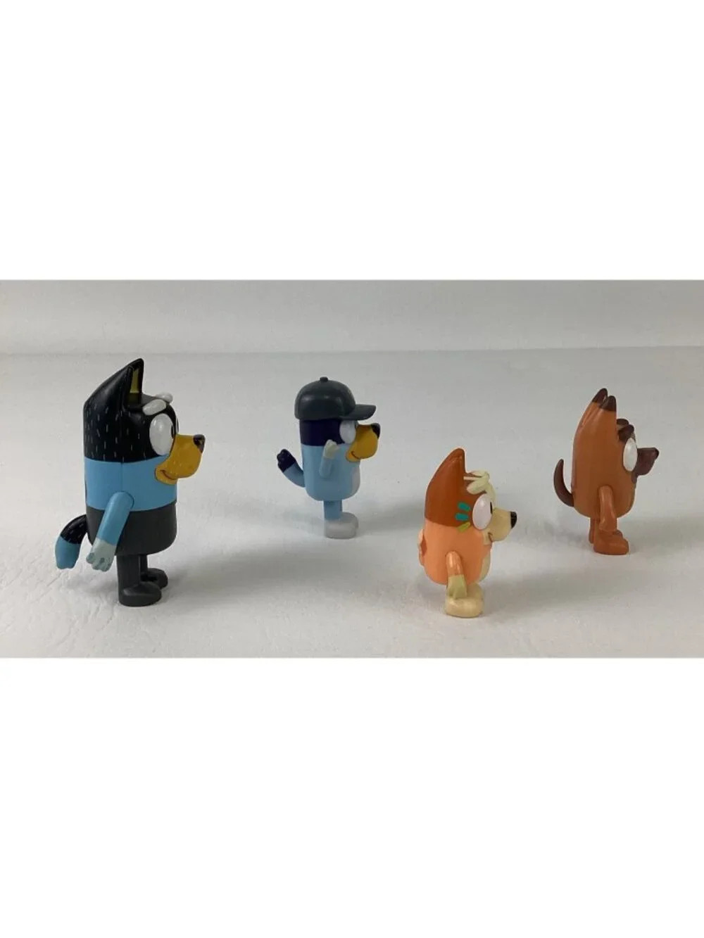 Moose Bluey Heeler Family Car Station Wagon Sandy Beach w Figures Bundle 2018